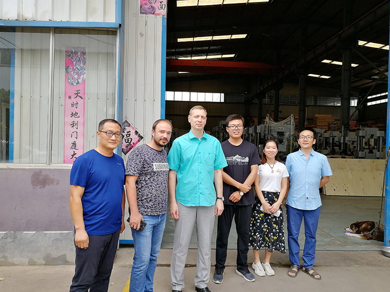俄羅斯客戶到廠驗收機器，獲得客戶一致好評